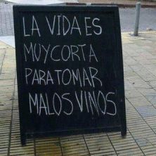 Haga click para ver la imagen ampliada la vida es muy corta para tomar malos vinos.jpg
